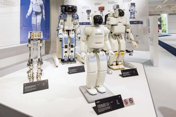 Каквото и да ви говори Илон Мъск, автомобилните фирми, които работят върху хуманоидни роботи, не са от днес. Honda произвежда първите през 80-те години на миналия век.
Тези усилия върху различни роботи от серия E и P завършиха с Asimo - висок около 125 сантиметра и тежащ54 кг робот, който може да разпознава жестове, да участва в разговор на английски и японски.